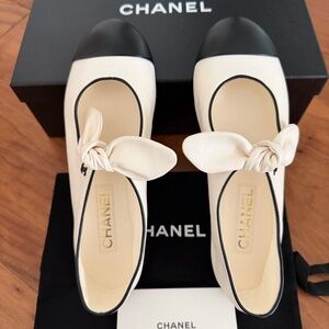 Brand New Chanel 25C Mary Janes Lambskin White & Black Shoes 37.5